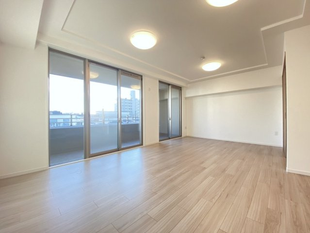 サーパスシティ西院日照町の居間・リビング|現地2026年1月撮影
窓ガラスにペアガラス採用。