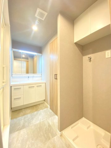 サーパスシティ西院日照町の独立洗面台|洗濯機置場の上には嬉しい収納スペースが併設されています。