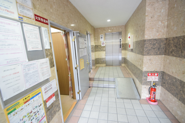 【ロビー】 | アンビエント江坂 | サイトに掲載されていない箇所の写真、撮影してお届けさせて頂きます！気になる物件で、見たい部分の画像が無い場合は、弊社スタッフまでご連絡下さいませ。お客様の気になる箇所を、カメラにて撮影して参ります！