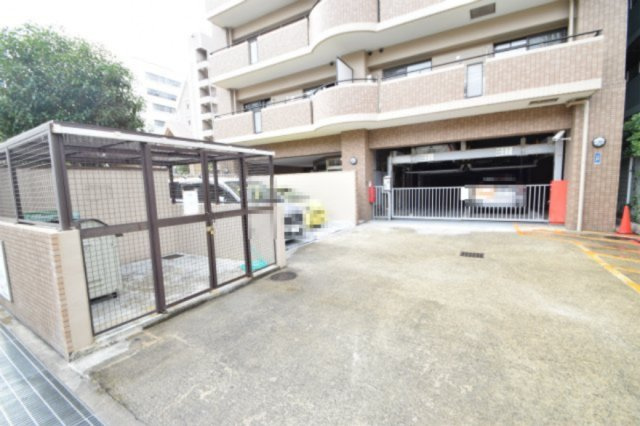 【駐車場】 | アンビエント江坂 | 現在ご返済中のカーローン・カードローン・教育ローンなどを住宅ローンに一本化したり、家具家電購入費用・引越し費用を住宅ローンと組み合わせるなど、お客さまにメリットの多い住宅ローンのご提案が可能です。