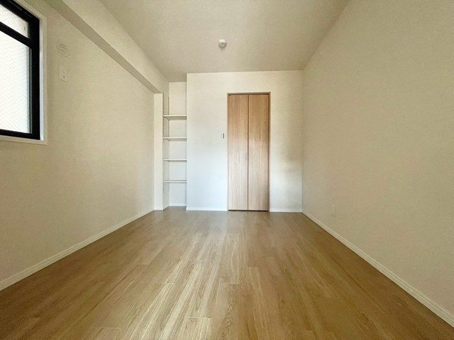 【子供部屋】 | アンビエント江坂 | サイトに掲載されていない箇所の写真、撮影してお届けさせて頂きます！気になる物件で、見たい部分の画像が無い場合は、弊社スタッフまでご連絡下さいませ。お客様の気になる箇所を、カメラにて撮影して参ります！