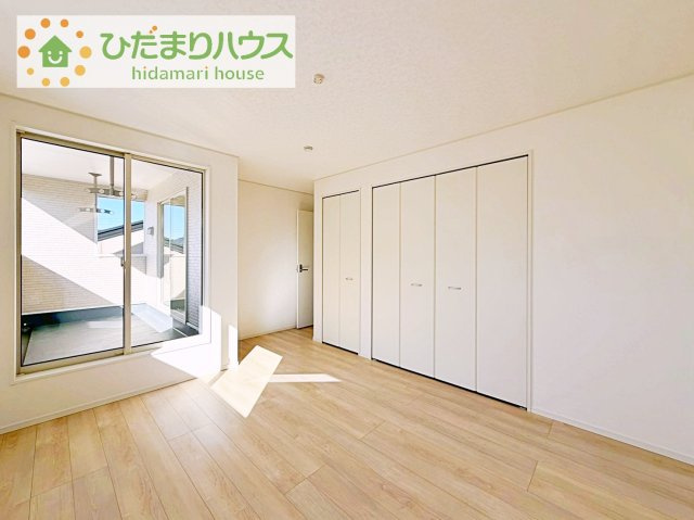 【寝室】 | 龍ケ崎市城ノ内第9　新築戸建　1号棟 | バルコニーに面していて、たっぷり光りの入る明るい主寝室です！