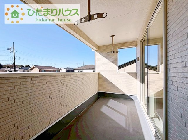 【バルコニー】 | 龍ケ崎市城ノ内第9　新築戸建　1号棟 | 広々としたバルコニーは、大量の洗濯物を干しても余裕！お布団だって、家族全員分をいっきに干せますね(^O^)