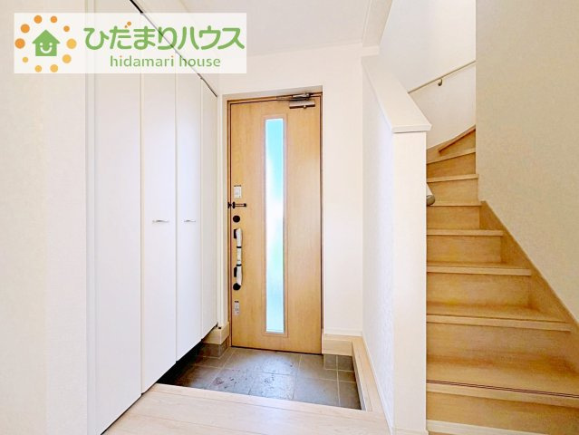 【玄関】 | 龍ケ崎市城ノ内第9　新築戸建　1号棟 | 小窓が付いているドアなので明るいスペースになっています♪