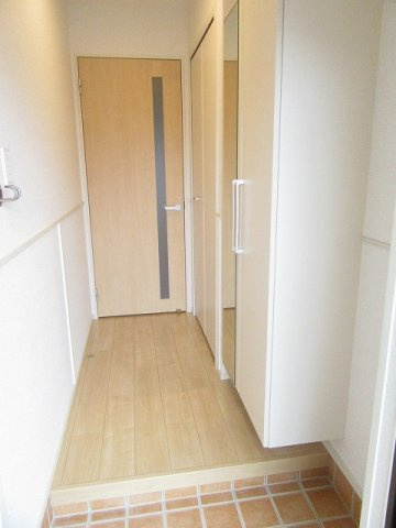 若葉Ｆの玄関|明るい玄関です