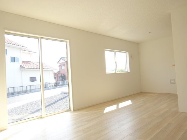 クレイドルガーデン前橋市粕川町新屋第１　２号棟（平屋）の居間・リビング|カウンターキッチンなのでお料理をしながら会話もできます。
夕食の支度をしながら、お子様の様子も見られて自然と会話も増えますよ♪
