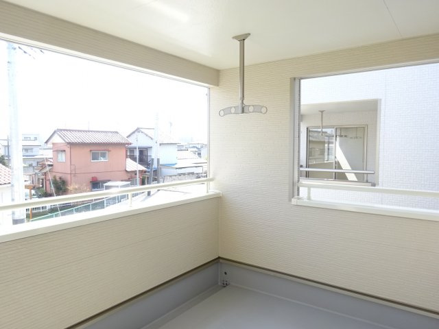 クレイドルガーデン前橋市粕川町新屋第１　２号棟（平屋）のバルコニー|広々としたインナーバルコニーです。布団も干せる広さです。
急な雨でも洗濯物が安心ですね。