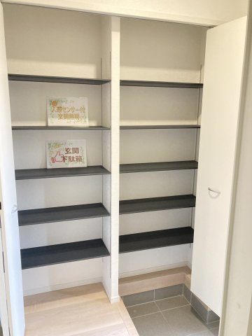 クレイドルガーデン前橋市粕川町新屋第１　２号棟（平屋）の玄関|収納もある玄関です