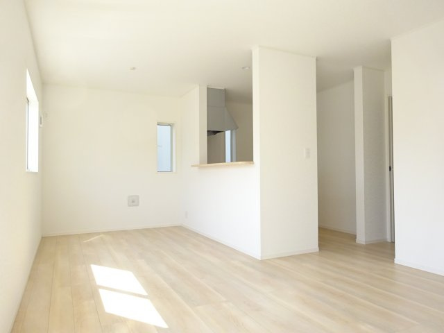 クレイドルガーデン前橋市粕川町新屋第１　２号棟（平屋）の居間・リビング|人気の対面式キッチンを配した空間はお好みの家具も合わせやすく、家族がくつろぐ快適な空間造りをサポート。窓からは明るい陽光が差し込みます。