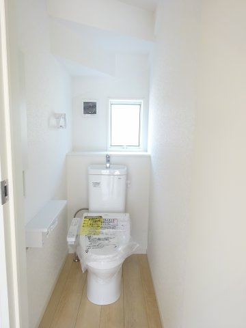 クレイドルガーデン前橋市粕川町新屋第１　２号棟（平屋）のトイレ|1階トイレです。清潔感のある白を基調としています。
温水洗浄・便座暖房機能の付いた快適なトイレです☆