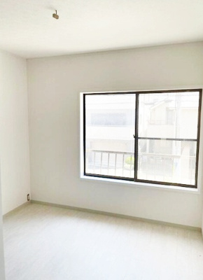 【洋室】 | 神戸市中央区中山手通7丁目　中古戸建 | 5帖の洋室は二面彩光で明るいお部屋