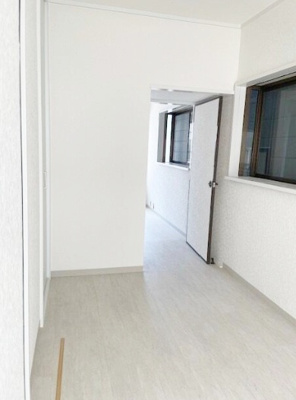 【洋室】 | 神戸市中央区中山手通7丁目　中古戸建 | バルコニーに面した4.5帖の洋室