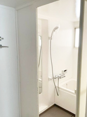 【浴室】 | 神戸市中央区中山手通7丁目　中古戸建 | 光が差し込む明るいバスルーム。換気ができ、カビ対策にもなりますね