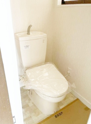 【トイレ】 | 神戸市中央区中山手通7丁目　中古戸建 | トイレには快適な温水洗浄便座付き