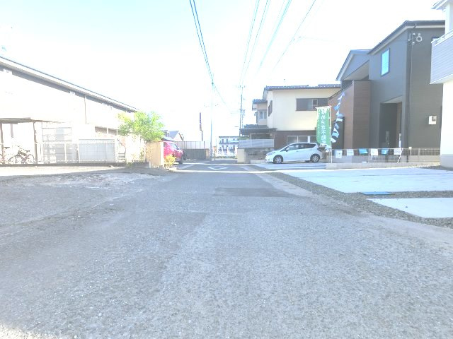 佐賀市本庄町大字本庄8期　2号棟の前面道路含む現地写真