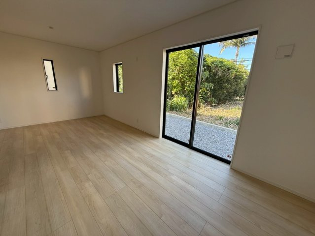 ♥♥南城市佐敷佐敷第1-3号棟（全3棟）の居間・リビング|ゆったり過ごせる居間です