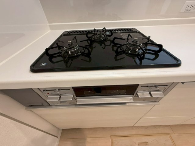 ♥♥南城市佐敷佐敷第1-3号棟（全3棟）のキッチン|コンパクトなキッチンで掃除もラクラク