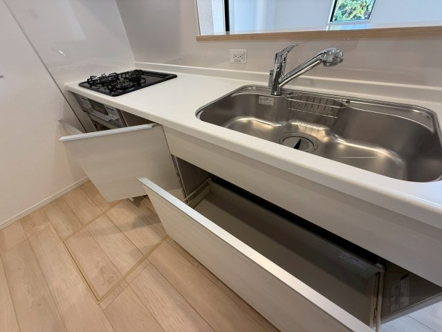 ♥♥南城市佐敷佐敷第1-3号棟（全3棟）のキッチン|コンパクトなキッチンで掃除もラクラク