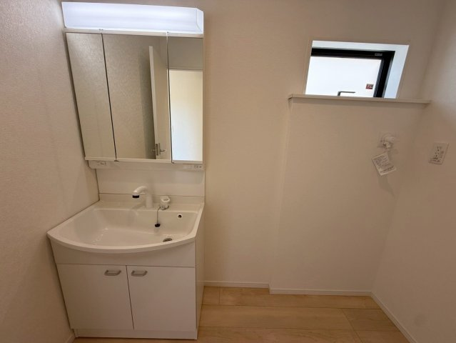 ♥♥南城市佐敷佐敷第1-3号棟（全3棟）の独立洗面台|独立洗面台、小物を置くことができて便利です