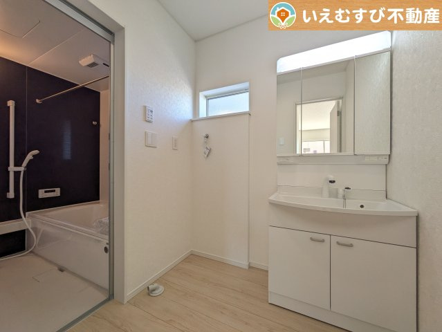 Cradle garden　熊谷市久保島第3の独立洗面台|3面ミラーの後ろは収納スペースを完備
生活感のあるものは隠して、スッキリシンプルな洗面台に！清潔感のある空間♪