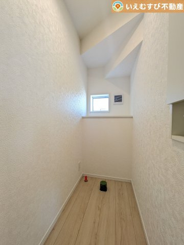 Cradle garden　熊谷市久保島第3のトイレ|シンプルで清潔感のあるトイレ
窓付きで明るく、お掃除しやすいシンプルな空間♪