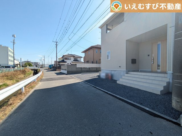 Cradle garden　熊谷市久保島第3の前面道路含む現地写真|充分な広さの4ｍ前面道路
間口が広くお車の出し入れも問題なく行えるスペースが確保されています♪