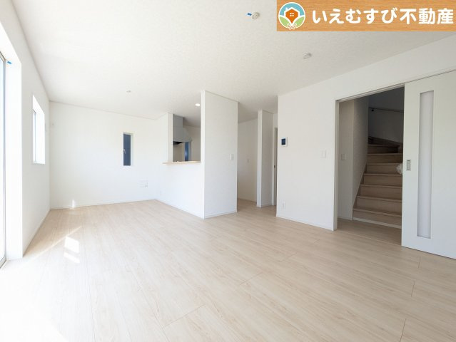 Cradle garden　熊谷市久保島第3の居間・リビング|ナチュラルな色合いで落ち着いた印象のリビングダイニング
ぬくもりのあるナチュラルな空間。グリーンを飾っても相性が良さそうですね♪