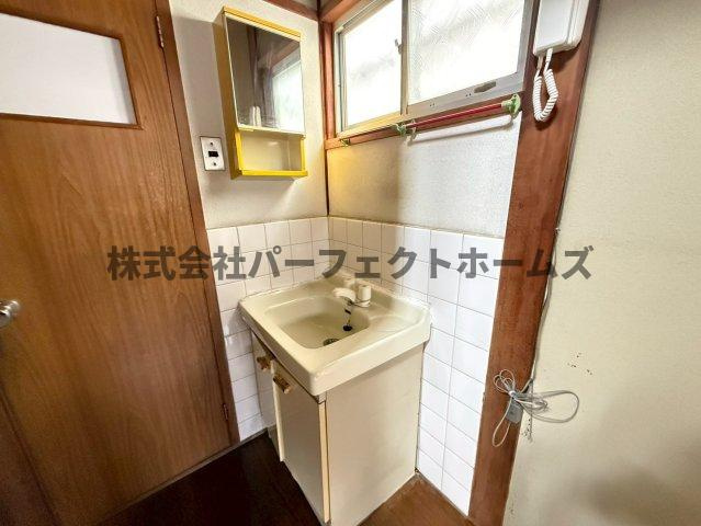 村野東町戸建　賃貸の洗面所|忙しい朝には欠かせない洗面所です