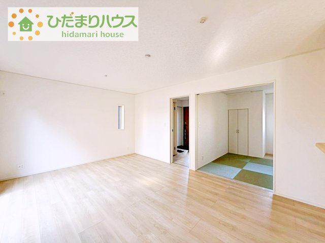 【洋室】 | 龍ケ崎市城ノ内第9　新築戸建　3号棟 | リビングの大きな窓からは、暖かな日の光が降り注ぎます・・・