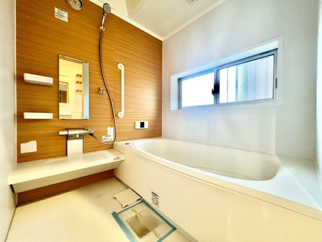 中野区江原町1丁目　中古戸建の浴室|追い焚き機能付きのため、帰りが遅くなった日にも温かい湯船に浸かって疲れを癒すことができます。

現地ご見学希望・資料請求などお気軽にお問い合わせ下さい！
03-5990-5201
