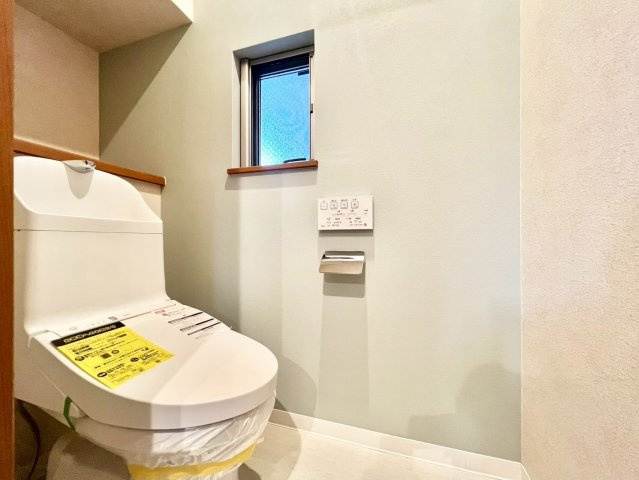 中野区江原町1丁目　中古戸建のトイレ|毎日使用する場所は、換気も出来るよう窓も完備！

現地ご見学希望・資料請求などお気軽にお問い合わせ下さい！
03-5990-5201