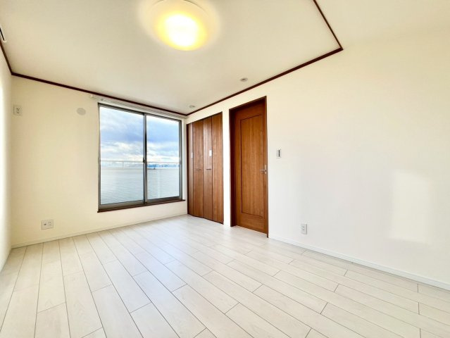 中野区江原町1丁目　中古戸建の洋室|白を基調としたお部屋は光を反射するため、お部屋が明るく美しく見えますね！

現地ご見学希望・資料請求などお気軽にお問い合わせ下さい！
03-5990-5201