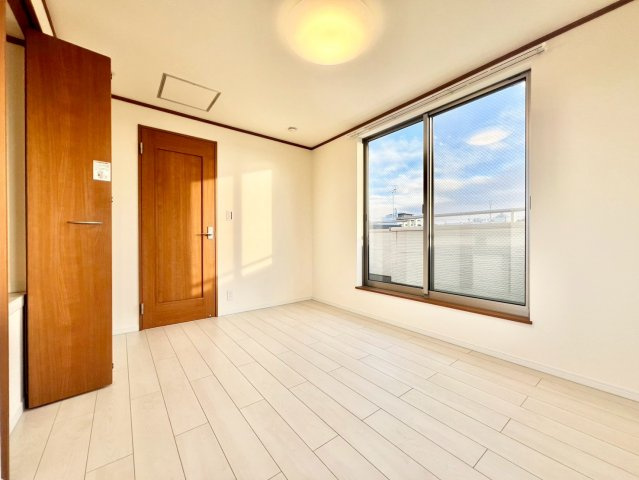 中野区江原町1丁目　中古戸建の洋室|自分だけのプライベート空間。明るく温もりを感じることができる居室です。

現地ご見学希望・資料請求などお気軽にお問い合わせ下さい！
03-5990-5201