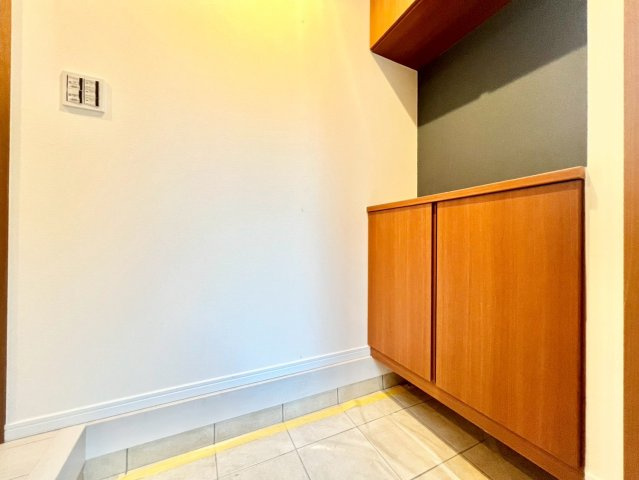 中野区江原町1丁目　中古戸建の玄関|玄関横にはシューズボックスがついているため、片付いた玄関がキープできます！

現地ご見学希望・資料請求などお気軽にお問い合わせ下さい！
03-5990-5201