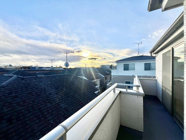 中野区江原町1丁目　中古戸建のバルコニー|南向きのバルコニーは陽当り良好で、たっぷりのお洗濯物もよく乾きます！

現地ご見学希望・資料請求などお気軽にお問い合わせ下さい！
03-5990-5201