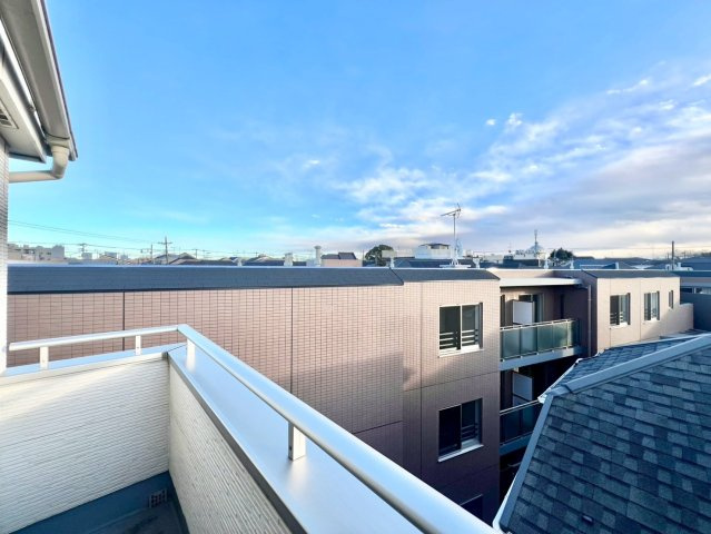 中野区江原町1丁目　中古戸建のバルコニー|大きな空に包まれて、太陽の光をたっぷりと浴びながら過ごす毎日は、自然と家族の笑顔で溢れます。

現地ご見学希望・資料請求などお気軽にお問い合わせ下さい！
03-5990-5201