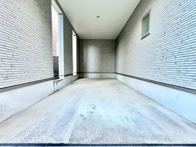 中野区江原町1丁目　中古戸建の駐車場|お車を所有の方にも安心のビルトインガレージ付き！

現地ご見学希望・資料請求などお気軽にお問い合わせ下さい！
03-5990-5201