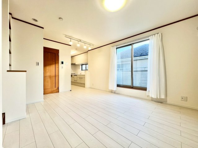 中野区江原町1丁目　中古戸建の居間・リビング|2階リビングは外からの視線が気にならない、寛ぎのプライベート空間！

現地ご見学希望・資料請求などお気軽にお問い合わせ下さい！
03-5990-5201