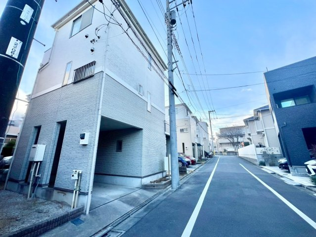 中野区江原町1丁目　中古戸建の前面道路含む現地写真|第一種低層住居専用地域のため、高い建物がなく圧迫感がありません。

現地ご見学希望・資料請求などお気軽にお問い合わせ下さい！
03-5990-5201