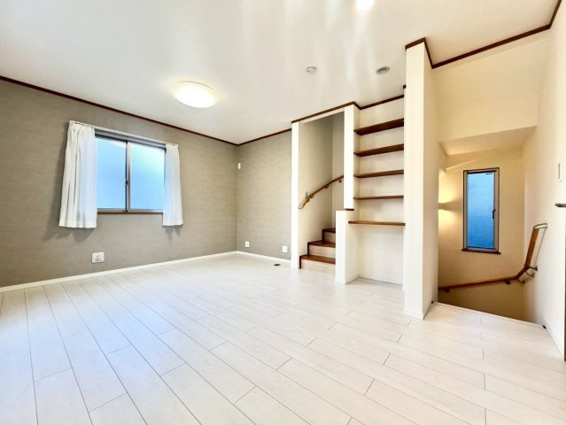 中野区江原町1丁目　中古戸建の居間・リビング|南向きのバルコニーから明るい陽射しが降り注ぐ、寛ぎのリビング。

現地ご見学希望・資料請求などお気軽にお問い合わせ下さい！
03-5990-5201