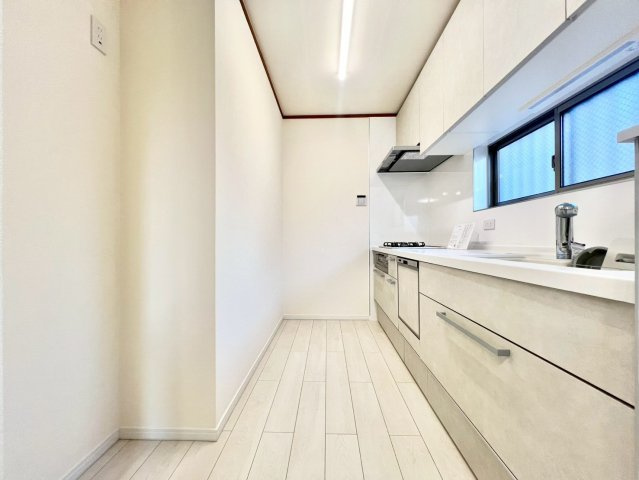 中野区江原町1丁目　中古戸建のキッチン|横一列にシンクとコンロをまとめたシンプルなシステムキッチン。動きやすさが魅力です！

現地ご見学希望・資料請求などお気軽にお問い合わせ下さい！
03-5990-5201