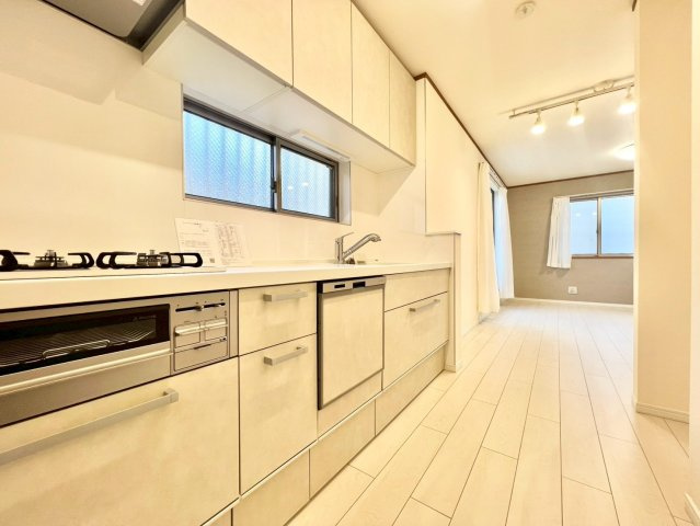 中野区江原町1丁目　中古戸建のキッチン|窓のある明るいキッチン。毎日使うキッチンだからこそ、「明るく使いやすく」が一番ですね！

現地ご見学希望・資料請求などお気軽にお問い合わせ下さい！
03-5990-5201