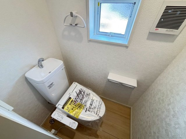 【商談中】クワイエ　大垣市平町第２　全4区画分譲のトイレ|超表面平滑加工とイオンパワーの「セフィオンテクト」加工で、汚れが付きにくく落ちやすい仕様のトイレです。
またツイントルネード洗浄で少ない水でも前方の返し部分から後方部までしっかり洗浄できます！