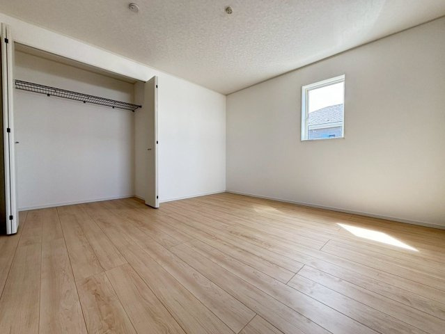 【商談中】クワイエ　大垣市平町第２　全4区画分譲の洋室|全居室にたっぷり収納できる大型収納を設置。窓ガラスは、断熱性能や結露防止効果の高いペアガラスを採用！
高い断熱性と共にガラス面の結露対策にも効果を発揮し湿気によるカビの発生を抑止します。
