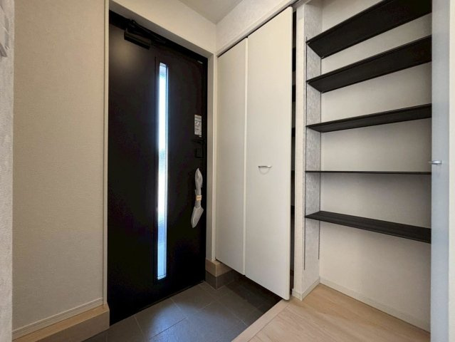 【商談中】クワイエ　大垣市平町第２　全4区画分譲の玄関|大容量のシューズ収納付きで玄関周りもすっきり！玄関ドアからの光が玄関ホールを明るくしてくれます。