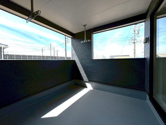 クワイエ　大垣市平町第２　全4区画分譲のバルコニー|バルコニーは南向きで洗濯物もよく乾きます！強度と表面積硬度を持つFPRで防水しています。