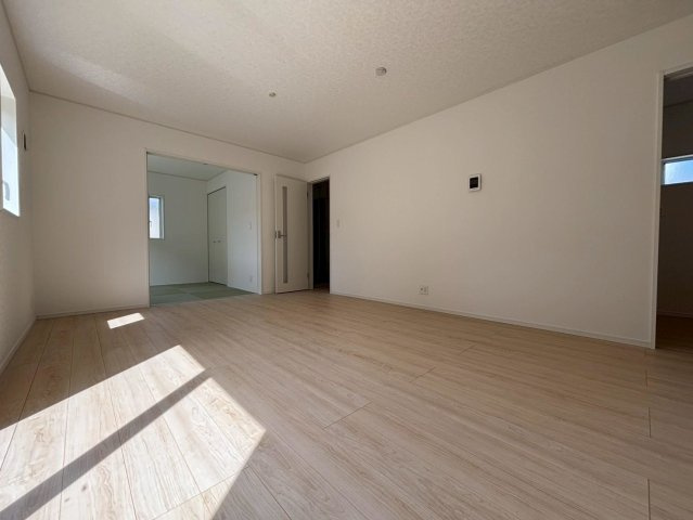【商談中】クワイエ　大垣市平町第２　全4区画分譲の居間・リビング|フローリング材は木目調でナチュラルな美しさ。様々な傷やクラックの発生を大幅に抑える特殊加工済みです。
床材に受ける様々な傷や、温度・湿度変化によるクラックの発生を大幅に抑える特殊加工を施工済み。