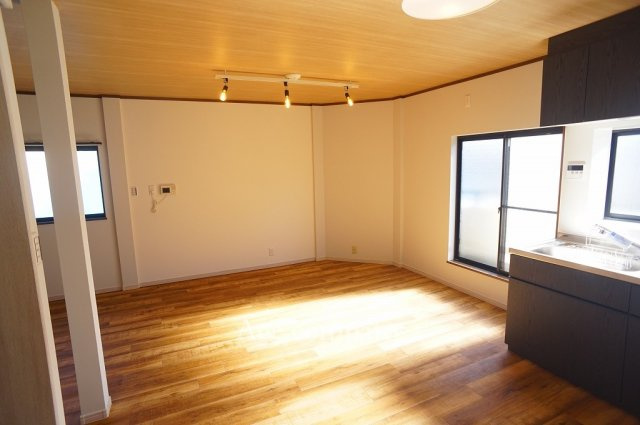 【居間・リビング】 | 東大阪市若江西新町3丁目 | 【LDK：約17帖】