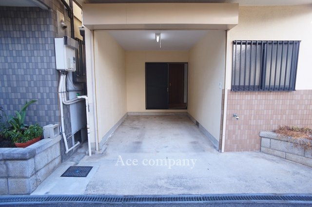【駐車場】 | 東大阪市若江西新町3丁目 | シャッター付きのガレージです♪（※駐車場：車種制限有）
