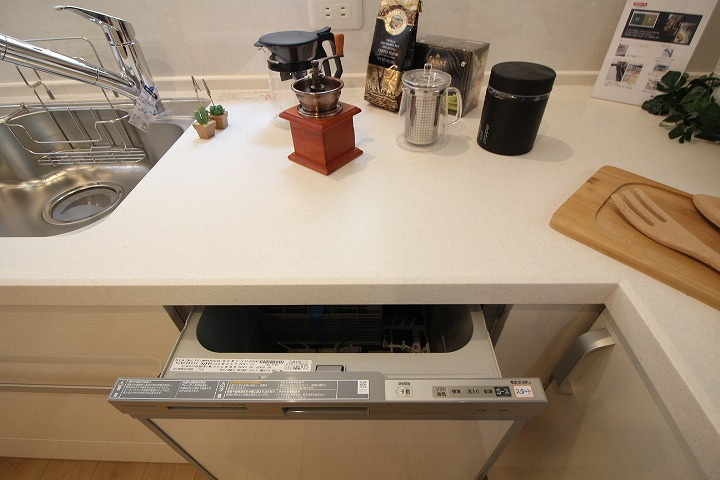 MELDIA緑区黒沢台11905②｜名古屋市の戸建ならホームアップのキッチン|【売主施工例】キッチンには食器洗浄乾燥機完備
